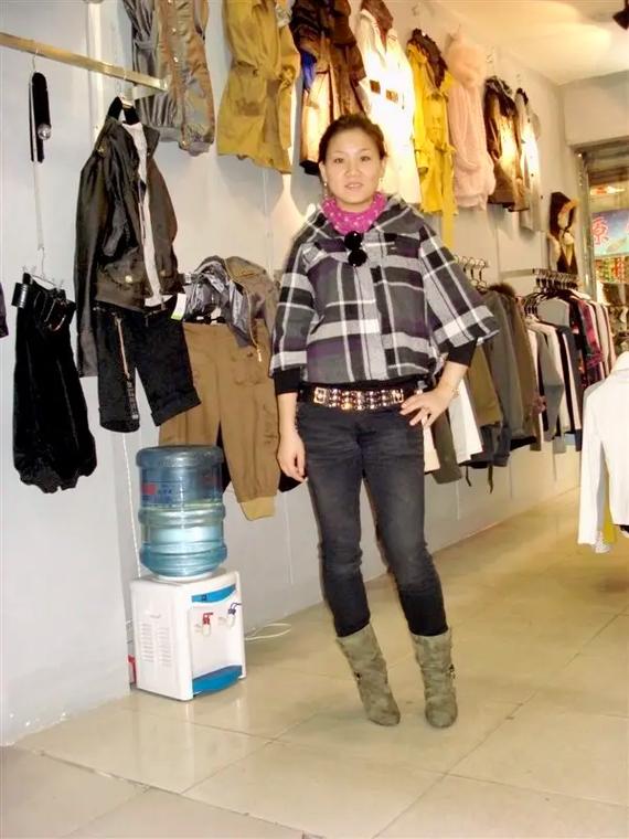2008开的第一个服装零售店,以前的服装零售店都流行衣服往墙 - 抖音